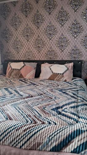 Ein Bett oder Betten in einem Zimmer der Unterkunft Conifer view guest house