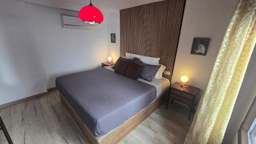 a bedroom with a bed and two lamps on a table at Casa el "Tablao de las Almendras" in Granada