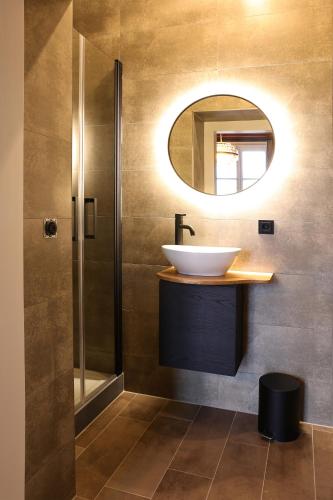 a bathroom with a sink and a mirror at Stadshotel Geertruidenberg in Geertruidenberg