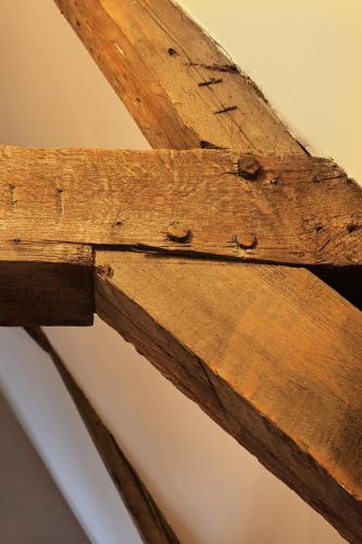 a close up of the top of a wooden beam at Stadshotel Geertruidenberg in Geertruidenberg