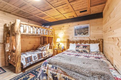 Postel nebo postele na pokoji v ubytování HotTub, Gym, Theater, PetFriendly, 8min to slopes!