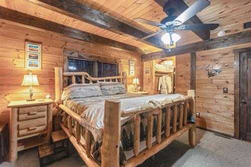Katil atau katil-katil dalam bilik di HotTub, Gym, Theater, PetFriendly, 8min to slopes!