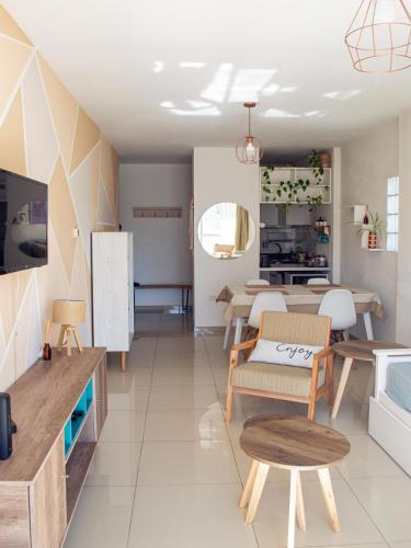 a kitchen and dining room with a table and chairs at Dolce Casa Departamentos in Neuquén