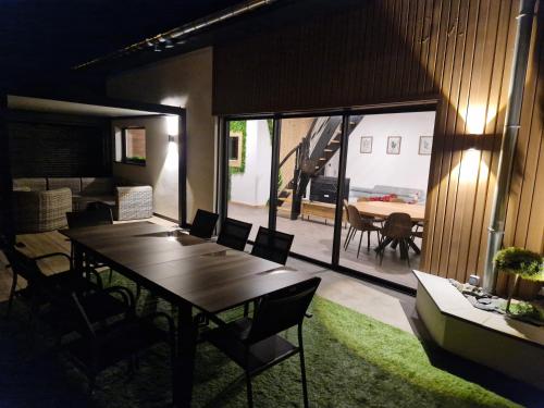 une salle à manger avec une table et des chaises et une chambre avec une table dans l'établissement Gîte des Emeraudes, à Le Syndicat