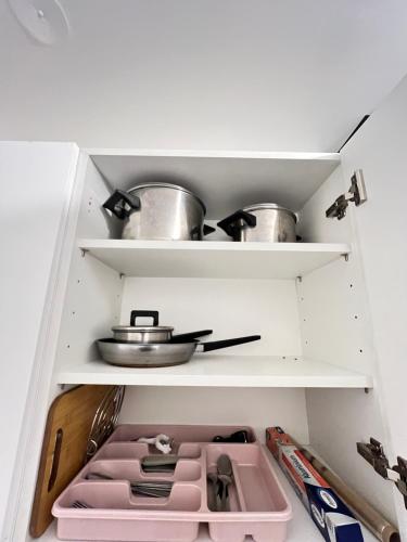 un tiroir avec casseroles et poêles dans la cuisine dans l'établissement Cosy home stade de France CDG airport, à Saint-Denis