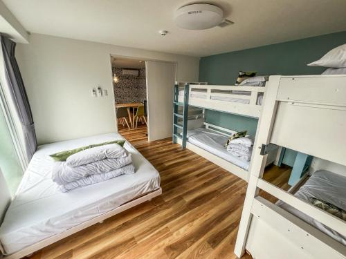 a room with two bunk beds and a table at Hostel In Kyoto Gion - Vacation STAY 13382v in Gionmachi