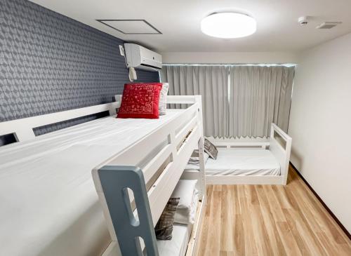 a bedroom with a bunk bed and a red pillow at Hostel In Kyoto Gion - Vacation STAY 13400v in Gionmachi