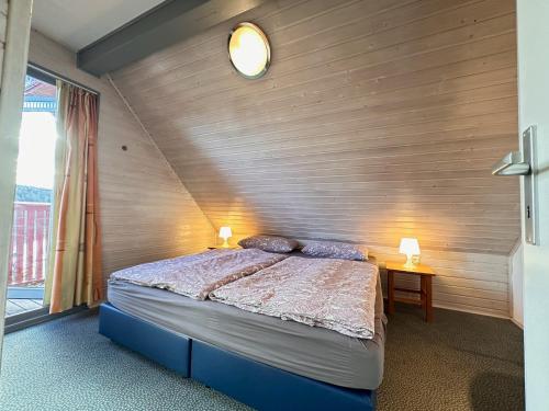 Voodi või voodid majutusasutuse Natur pur mit Seeblick & Sauna - Ferienhaus Helly von Mein-Seepark toas