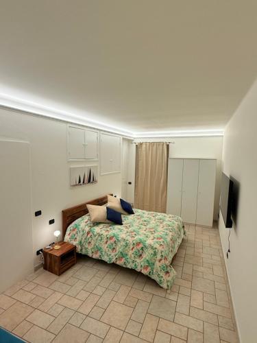 a bedroom with a bed and a table in it at 15mt dal MARE Grazioso Bilocale sul Budello A-C in Alassio