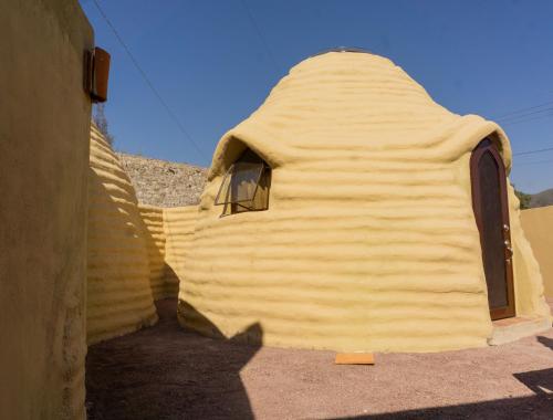a large dome shaped building with a window at CACTACEO - alojamiento desértico in Chapala