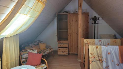 una mansarda con una scala con una finestra di Ferienwohnung Gerda Riederer a Neualbenreuth