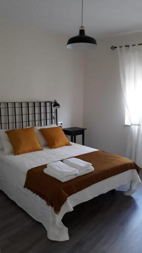 a bedroom with a bed with two towels on it at Apartamento en Martiago in Martiago