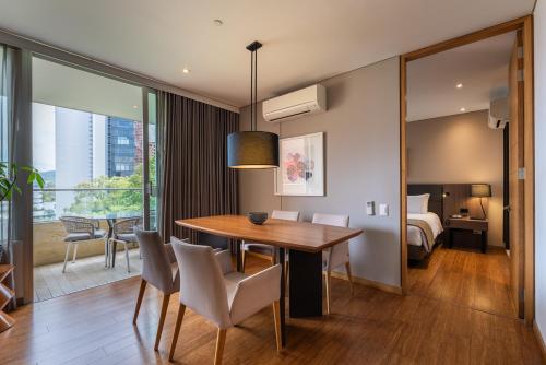 Postel nebo postele na pokoji v ubytování Estelar La Torre Suites