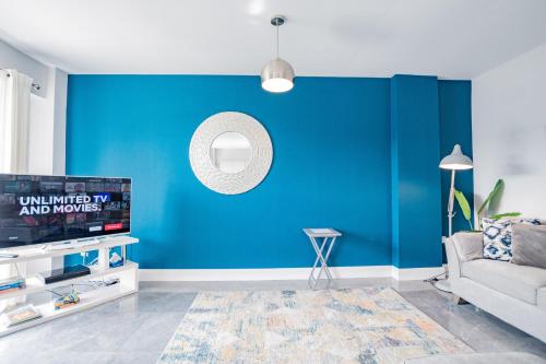 a living room with a blue accent wall at Radharc na mBáid in Galway