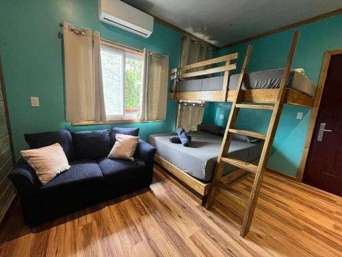 Ein Bett oder Betten in einem Zimmer der Unterkunft Skully's House