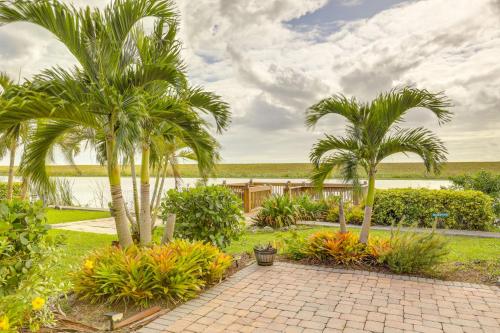 Zahrada ubytování Steps to Lake Okeechobee Cabin with Pool Access!