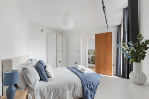 Ένα ή περισσότερα κρεβάτια σε δωμάτιο στο Wycliffe Chapel - Unique Church Penthouse