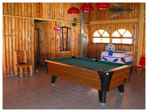 a pool table in a room with wooden walls at Hotel Mansion Tarahumara in Areponapuchi