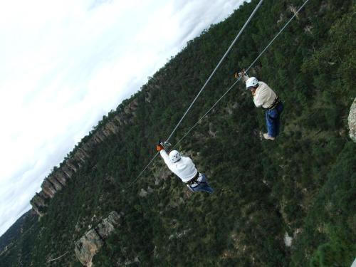 two people are on strings at Hotel Mansion Tarahumara in Areponapuchi