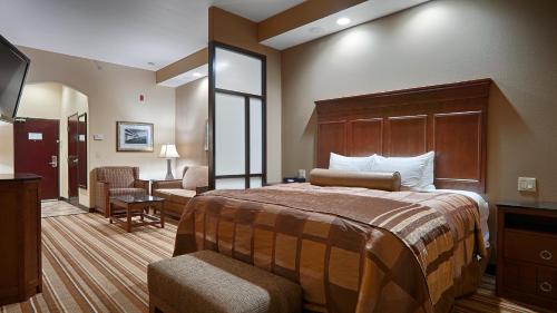 Кровать или кровати в номере Best Western Plus KC Speedway Inn & Suites