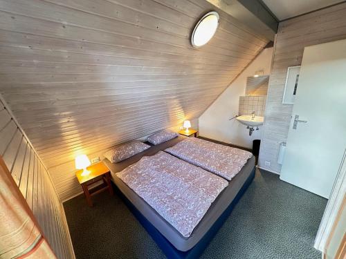 Postel nebo postele na pokoji v ubytování Ferienhaus-Helly-Natur-pur-mit-Seeblick