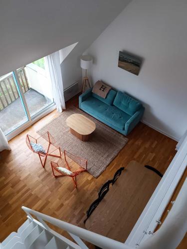 un salon avec un canapé vert et une table dans l'établissement Bel appartement 50m de la plage, à Wissant