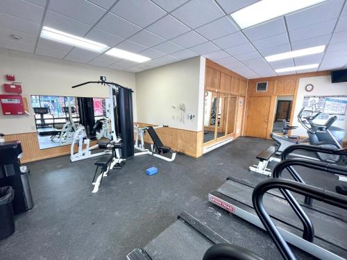 Фитнес-центр и/или тренажеры в Ski in Ski out Top Floor Condo with Pools, Hot tub and more