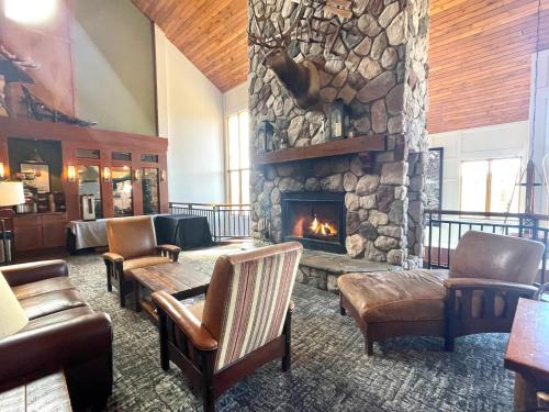 Гостиная зона в Ski in Ski out Top Floor Condo with Pools, Hot tub and more