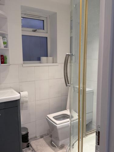 Ένα μπάνιο στο Cosy Guest Suite, West London