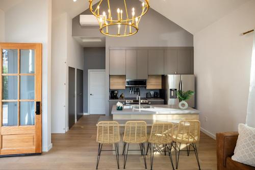 Η κουζίνα ή μικρή κουζίνα στο Family 1BR Retreat Near Airport & Studios , EV