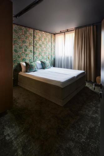 une chambre avec un grand lit dans une pièce dans l'établissement EZE BEACH Residence, à Èze