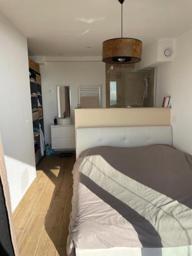 une chambre avec un lit dans une pièce dans l'établissement 2 pièces, vue mer panoramique, à Menton