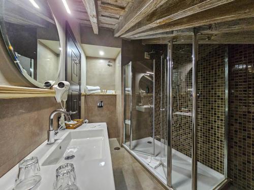 a bathroom with a sink and a shower and a mirror at Casona De La Pinta in Ríocorvo