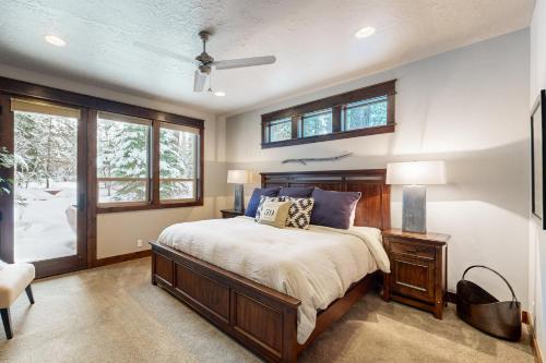 een slaapkamer met een bed en een raam bij Peaceful Peaks Hideout in McCall