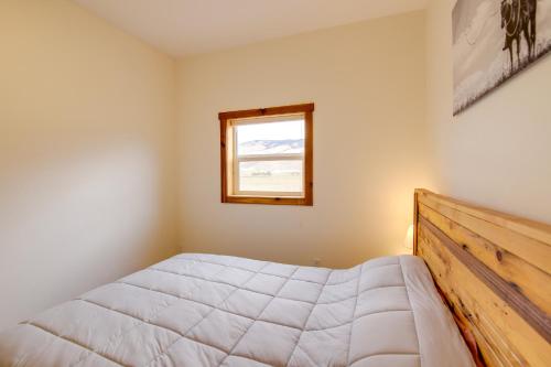 Arlee Studio with Mountain Views 29 Mi to Missoulaにあるベッド