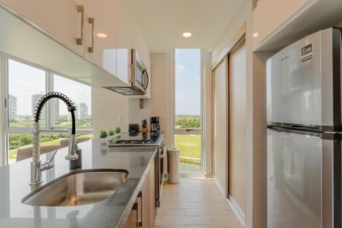 Kuchyň nebo kuchyňský kout v ubytování EHDEN Vacation Suites Puerto Cancún