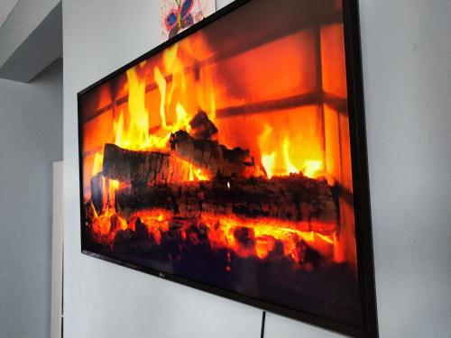 TV a/nebo společenská místnost v ubytování Serenity Stays Kinoo