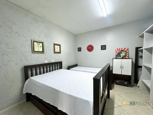 Un dormitorio con una cama grande en una habitación. en Chateau Gil em Juquehy, en São Sebastião