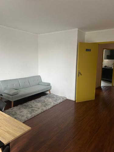 - un salon avec un canapé dans l'angle de la chambre dans l'établissement Agréable Chambre Confortable 2, à Asnières-sur-Seine