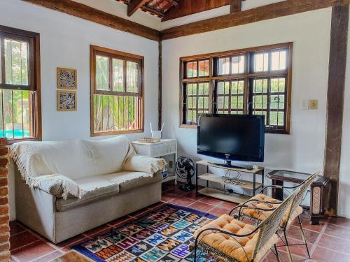 a living room with a couch and a flat screen tv at Casa Esperança Praiana - Ideal para... · Juquehy | Casa Esperança Praiana ideal p/ crianças in São Sebastião