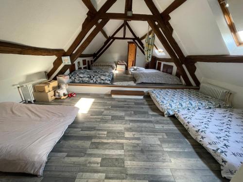 Cette chambre mansardée comprend 3 lits. dans l'établissement Domaine du Chatelot, à Les Essarts-lès-Sézanne