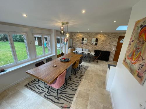 une salle à manger avec une table et des chaises en bois dans l'établissement Domaine du Chatelot, à Les Essarts-lès-Sézanne