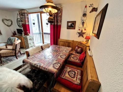 - un salon avec une table et des oreillers dans l'établissement Résidence Grand Argentier - Beau 2 pièces + cabine 6/7 pers. coeur station MAE-5801, à Modane