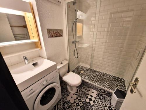 une salle de bain avec une douche, un lavabo et des toilettes dans l'établissement Résidence Grand Argentier - Beau 2 pièces + cabine 6/7 pers. coeur station MAE-5801, à Modane