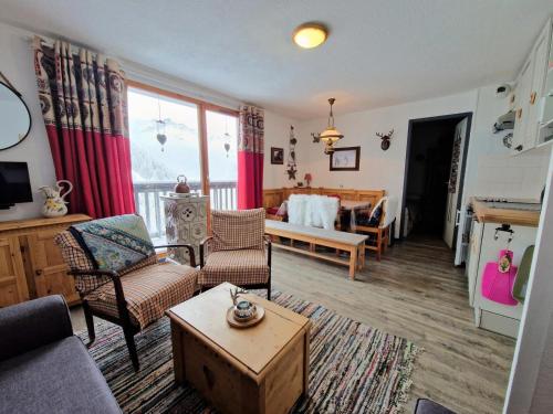 un salon avec un canapé et des chaises ainsi qu'une chambre dans l'établissement Résidence Grand Argentier - Beau 2 pièces + cabine 6/7 pers. coeur station MAE-5801, à Modane