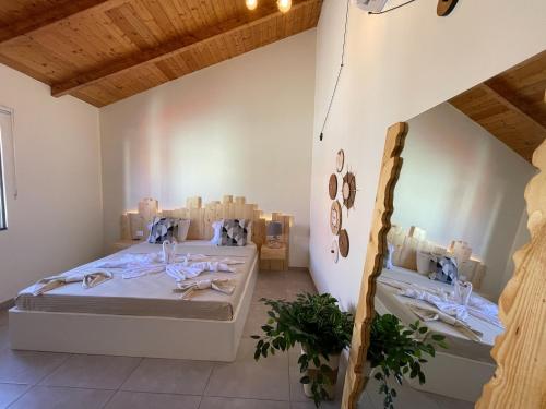 a room with a bed and some boxes at Tropical Suite 22 A in Santa Maria