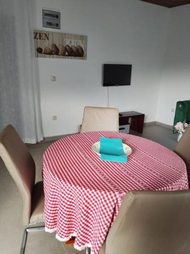 a table with a red and white striped table cloth at Résidesnce Merveilles M18 in Kribi