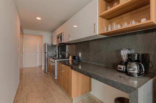 Kuchyň nebo kuchyňský kout v ubytování EHDEN Vacation Suites Puerto Cancún