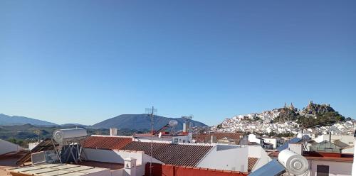 a view of a city with mountains in the background at Apartamento en Olvera con terraza in Olvera