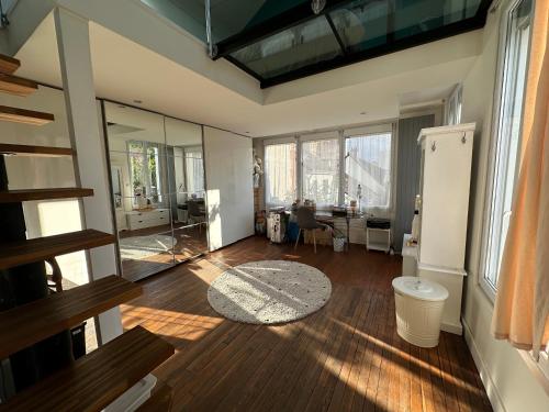 un salon avec parquet et une grande fenêtre dans l'établissement YOUR OWN VILLA in COLOMBES LA DEFENSE, à Colombes